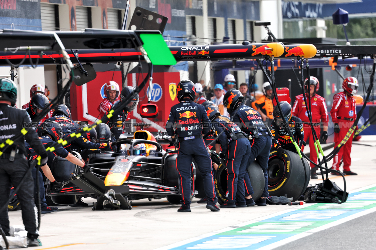 GP MIAMI, Max Verstappen (NLD) Red Bull Racing RB21 makes a pit stop.

04.05.2025. Formula 1 World Championship, Rd 6, Miami Grand Prix, Miami, Florida, USA, Gara Day.

- www.xpbimages.com, EMail: requests@xpbimages.com © Copyright: Batchelor / XPB Images