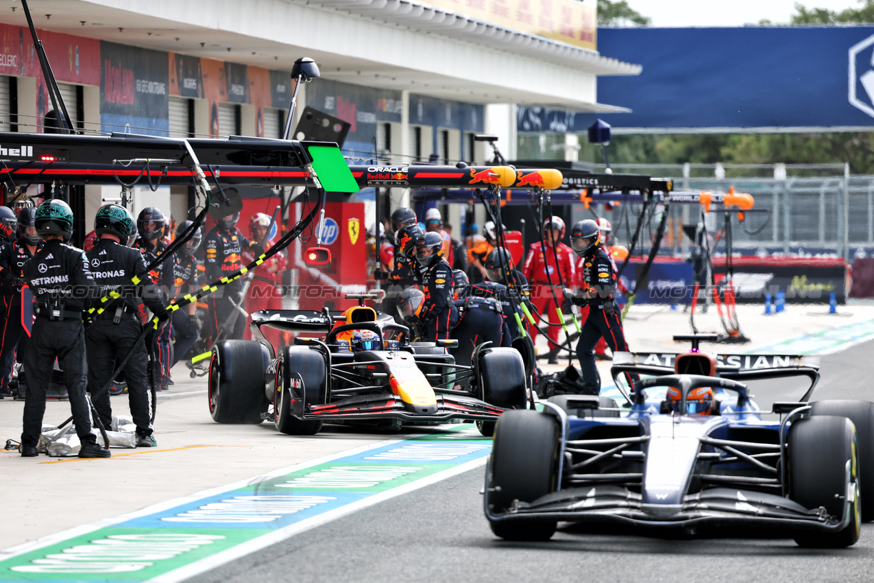 GP MIAMI, Max Verstappen (NLD) Red Bull Racing RB21 makes a pit stop.

04.05.2025. Formula 1 World Championship, Rd 6, Miami Grand Prix, Miami, Florida, USA, Gara Day.

- www.xpbimages.com, EMail: requests@xpbimages.com © Copyright: Batchelor / XPB Images