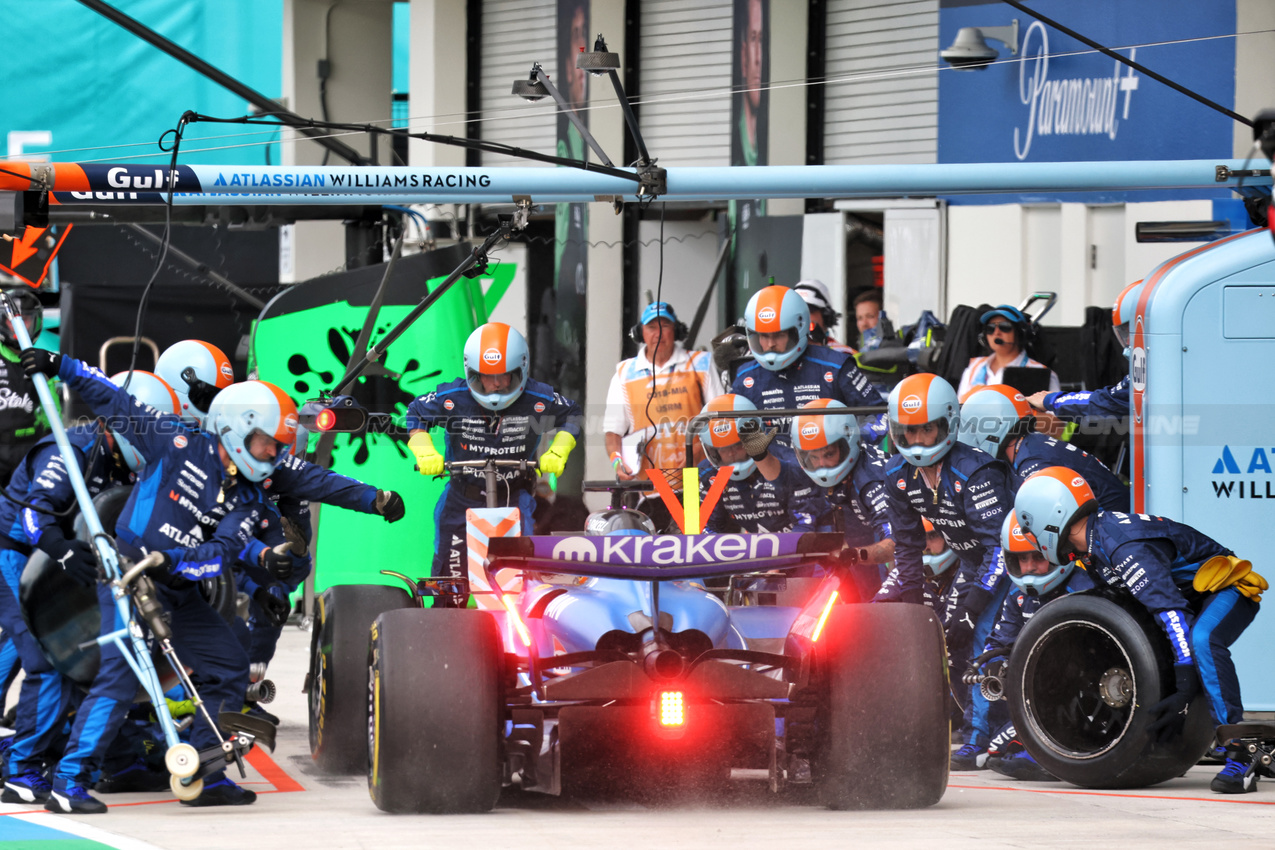 GP MIAMI, Alexander Albon (THA) Atlassian Williams Racing FW47 makes a pit stop.

04.05.2025. Formula 1 World Championship, Rd 6, Miami Grand Prix, Miami, Florida, USA, Gara Day.

- www.xpbimages.com, EMail: requests@xpbimages.com © Copyright: Batchelor / XPB Images