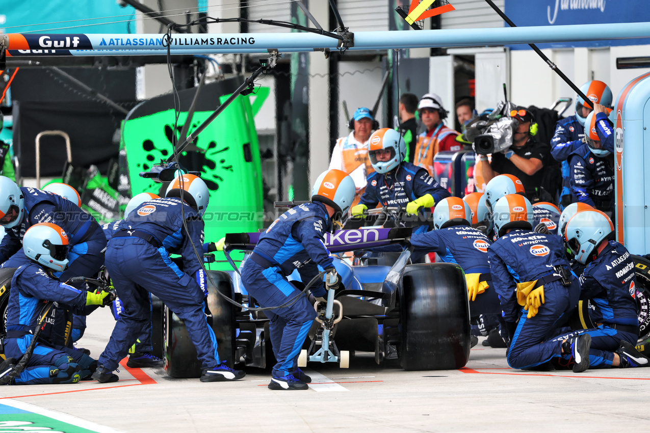 GP MIAMI, Alexander Albon (THA) Atlassian Williams Racing FW47 makes a pit stop.

04.05.2025. Formula 1 World Championship, Rd 6, Miami Grand Prix, Miami, Florida, USA, Gara Day.

- www.xpbimages.com, EMail: requests@xpbimages.com © Copyright: Batchelor / XPB Images