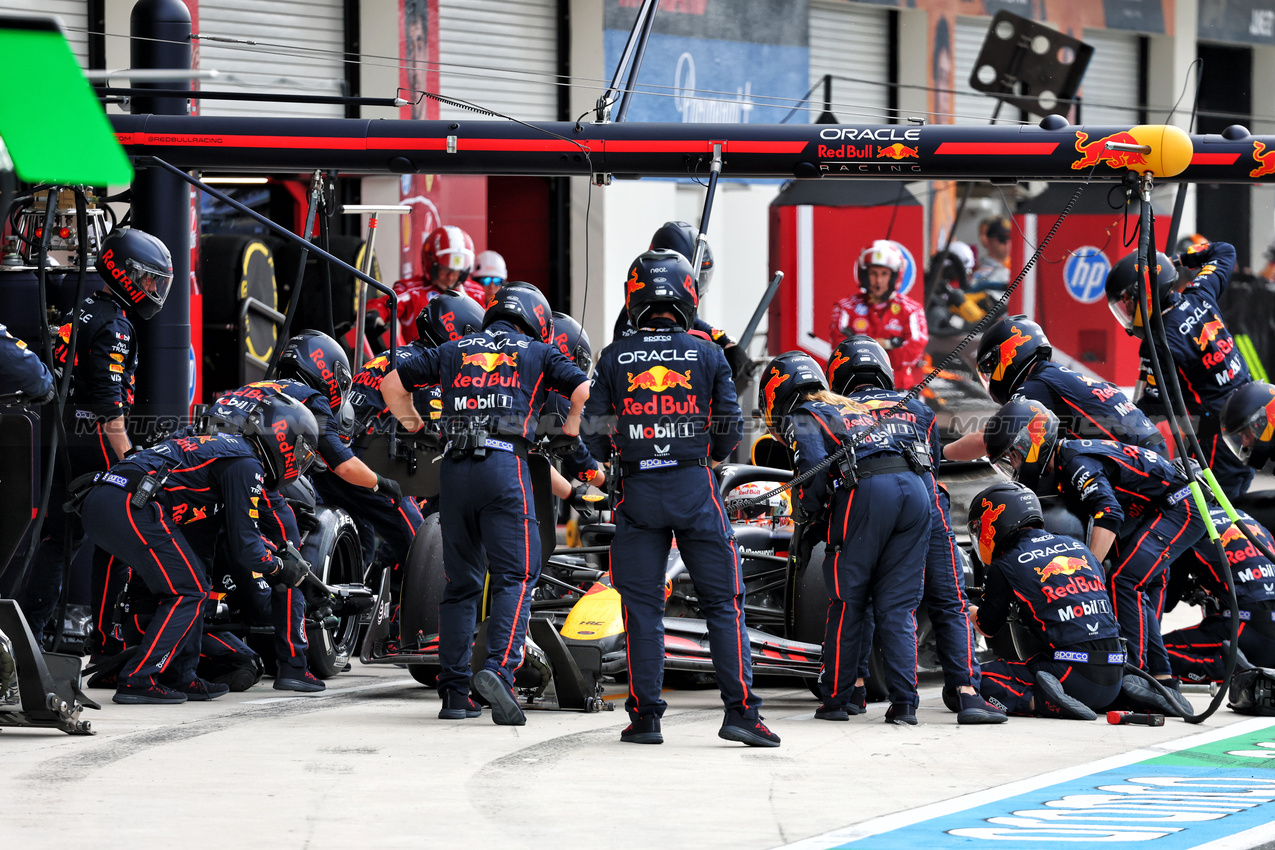 GP MIAMI, Yuki Tsunoda (JPN) Red Bull Racing RB21 makes a pit stop.

04.05.2025. Formula 1 World Championship, Rd 6, Miami Grand Prix, Miami, Florida, USA, Gara Day.

- www.xpbimages.com, EMail: requests@xpbimages.com © Copyright: Batchelor / XPB Images