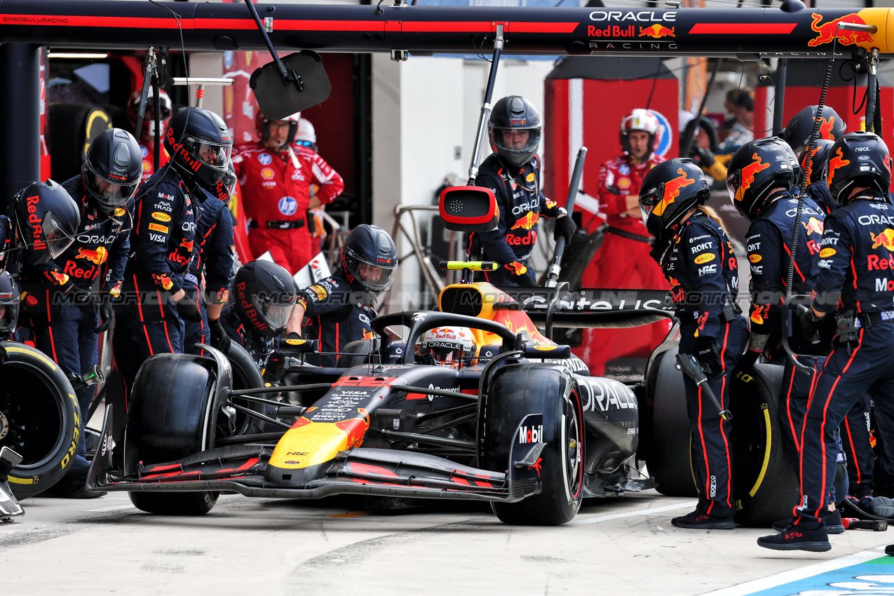 GP MIAMI, Yuki Tsunoda (JPN) Red Bull Racing RB21 makes a pit stop.

04.05.2025. Formula 1 World Championship, Rd 6, Miami Grand Prix, Miami, Florida, USA, Gara Day.

- www.xpbimages.com, EMail: requests@xpbimages.com © Copyright: Batchelor / XPB Images