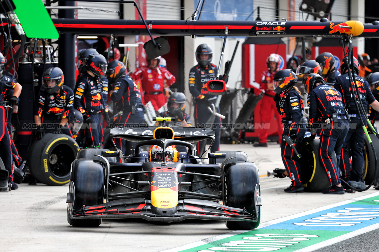 GP MIAMI, Yuki Tsunoda (JPN) Red Bull Racing RB21 makes a pit stop.

04.05.2025. Formula 1 World Championship, Rd 6, Miami Grand Prix, Miami, Florida, USA, Gara Day.

- www.xpbimages.com, EMail: requests@xpbimages.com © Copyright: Batchelor / XPB Images
