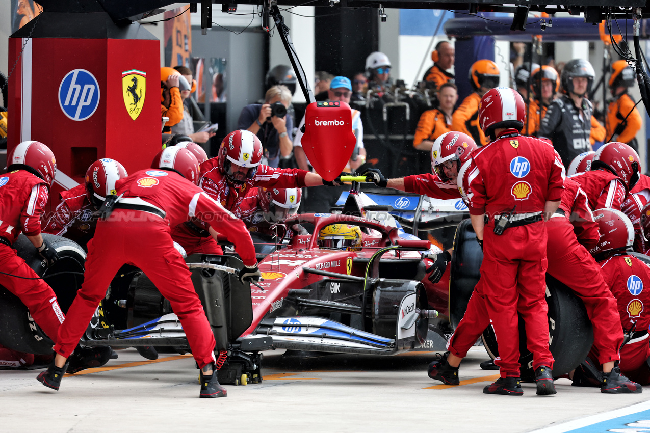 GP MIAMI, Lewis Hamilton (GBR) Ferrari SF-25 makes a pit stop.

04.05.2025. Formula 1 World Championship, Rd 6, Miami Grand Prix, Miami, Florida, USA, Gara Day.

- www.xpbimages.com, EMail: requests@xpbimages.com © Copyright: Batchelor / XPB Images
