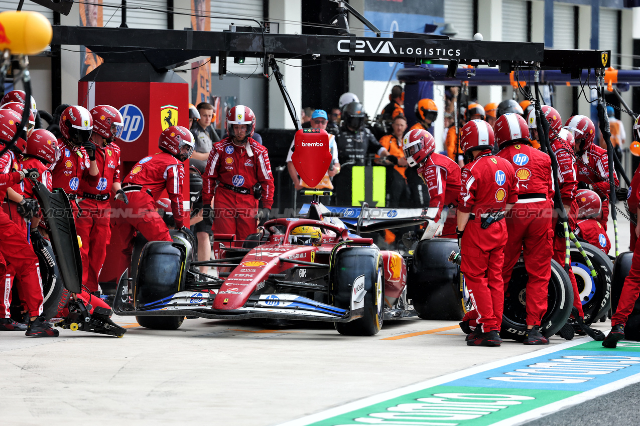 GP MIAMI, Lewis Hamilton (GBR) Ferrari SF-25 makes a pit stop.

04.05.2025. Formula 1 World Championship, Rd 6, Miami Grand Prix, Miami, Florida, USA, Gara Day.

- www.xpbimages.com, EMail: requests@xpbimages.com © Copyright: Batchelor / XPB Images