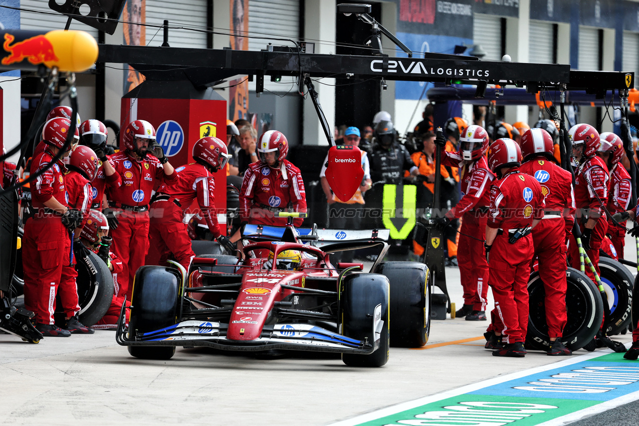 GP MIAMI, Lewis Hamilton (GBR) Ferrari SF-25 makes a pit stop.

04.05.2025. Formula 1 World Championship, Rd 6, Miami Grand Prix, Miami, Florida, USA, Gara Day.

- www.xpbimages.com, EMail: requests@xpbimages.com © Copyright: Batchelor / XPB Images