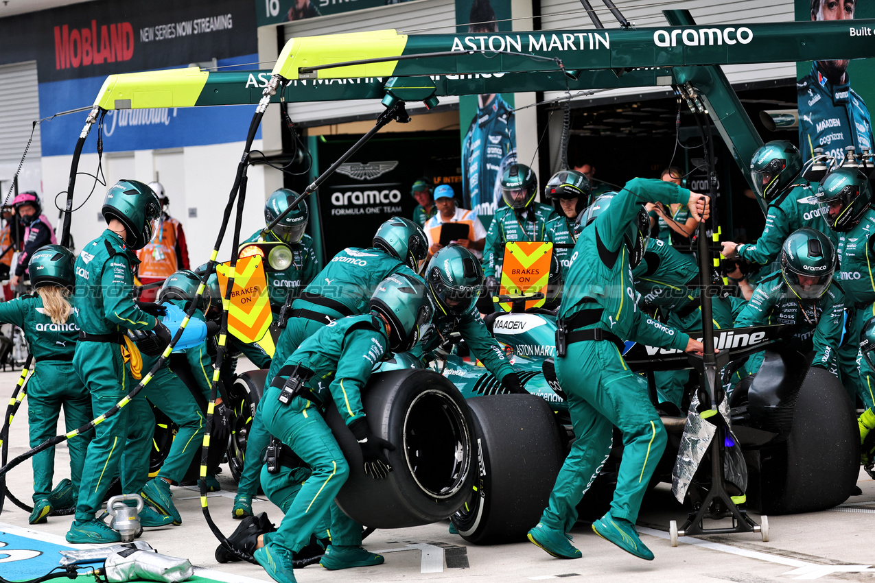 GP MIAMI, Fernando Alonso (ESP) Aston Martin F1 Team AMR25 makes a pit stop.

04.05.2025. Formula 1 World Championship, Rd 6, Miami Grand Prix, Miami, Florida, USA, Gara Day.

- www.xpbimages.com, EMail: requests@xpbimages.com © Copyright: Batchelor / XPB Images