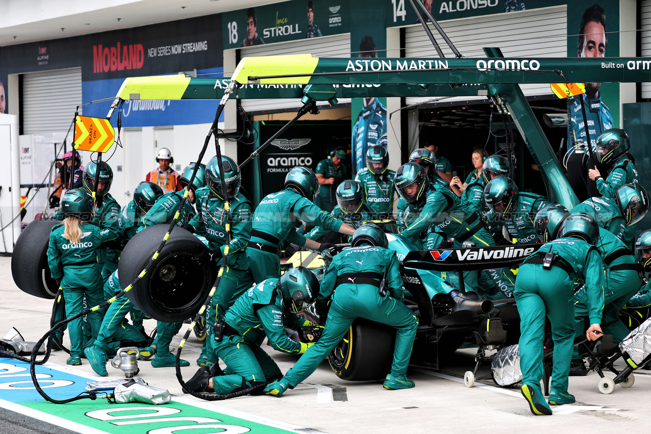 GP MIAMI, Fernando Alonso (ESP) Aston Martin F1 Team AMR25 makes a pit stop.

04.05.2025. Formula 1 World Championship, Rd 6, Miami Grand Prix, Miami, Florida, USA, Gara Day.

- www.xpbimages.com, EMail: requests@xpbimages.com © Copyright: Batchelor / XPB Images
