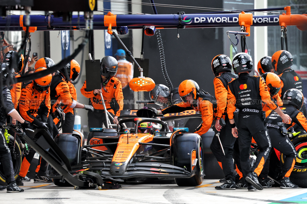 GP MIAMI, Oscar Piastri (AUS) McLaren MCL39 makes a pit stop.

04.05.2025. Formula 1 World Championship, Rd 6, Miami Grand Prix, Miami, Florida, USA, Gara Day.

- www.xpbimages.com, EMail: requests@xpbimages.com © Copyright: Batchelor / XPB Images