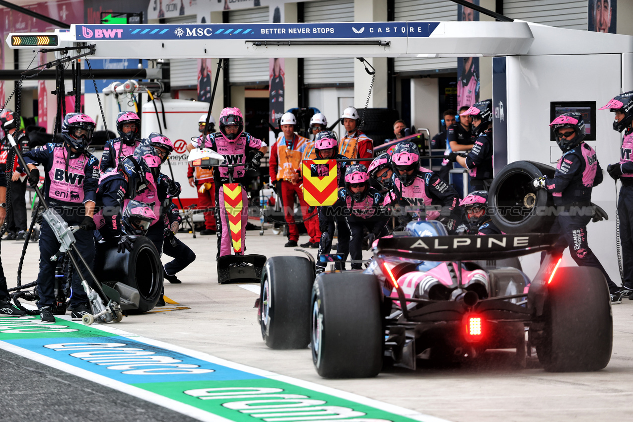 GP MIAMI, Pierre Gasly (FRA) Alpine F1 Team A525 makes a pit stop.

04.05.2025. Formula 1 World Championship, Rd 6, Miami Grand Prix, Miami, Florida, USA, Gara Day.

- www.xpbimages.com, EMail: requests@xpbimages.com © Copyright: Batchelor / XPB Images