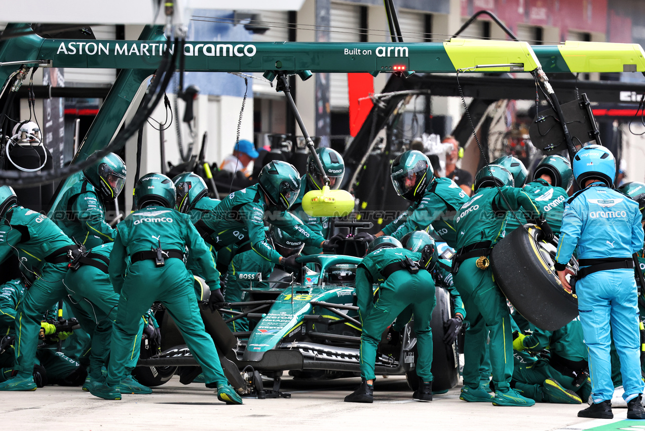GP MIAMI, Lance Stroll (CDN) Aston Martin F1 Team AMR25 makes a pit stop.

04.05.2025. Formula 1 World Championship, Rd 6, Miami Grand Prix, Miami, Florida, USA, Gara Day.

- www.xpbimages.com, EMail: requests@xpbimages.com © Copyright: Batchelor / XPB Images