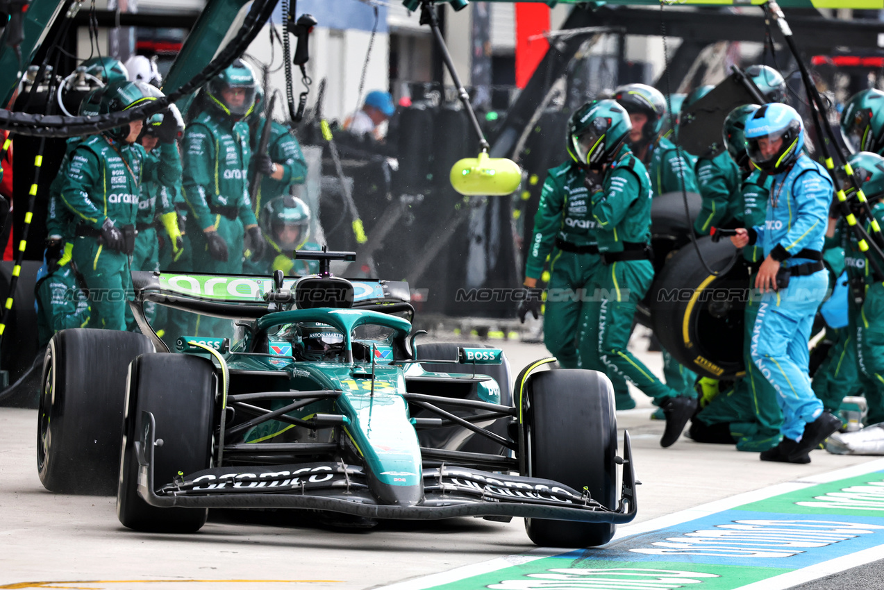 GP MIAMI, Lance Stroll (CDN) Aston Martin F1 Team AMR25 makes a pit stop.

04.05.2025. Formula 1 World Championship, Rd 6, Miami Grand Prix, Miami, Florida, USA, Gara Day.

- www.xpbimages.com, EMail: requests@xpbimages.com © Copyright: Batchelor / XPB Images