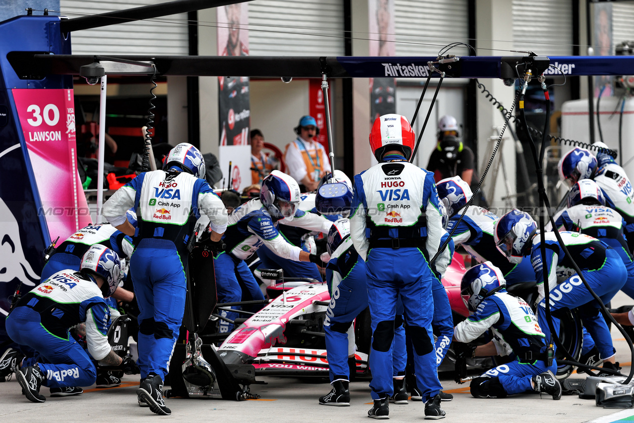 GP MIAMI, Isack Hadjar (FRA) Racing Bulls VCARB 02 makes a pit stop.

04.05.2025. Formula 1 World Championship, Rd 6, Miami Grand Prix, Miami, Florida, USA, Gara Day.

- www.xpbimages.com, EMail: requests@xpbimages.com © Copyright: Batchelor / XPB Images