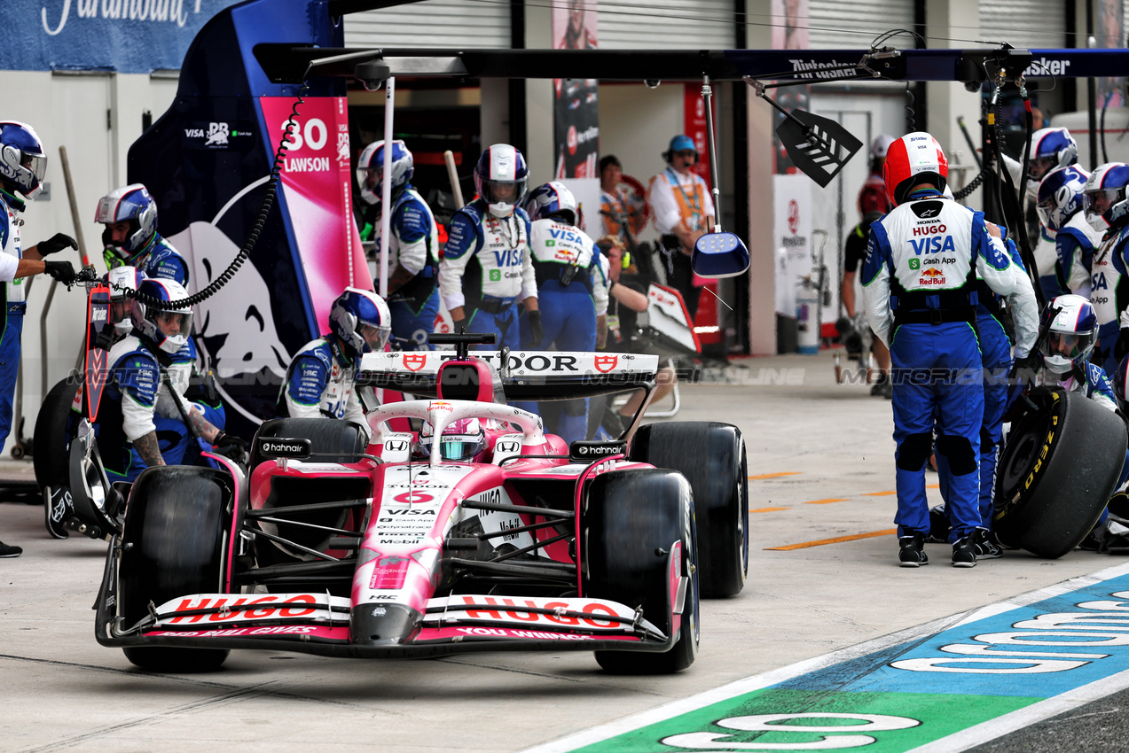 GP MIAMI, Isack Hadjar (FRA) Racing Bulls VCARB 02 makes a pit stop.

04.05.2025. Formula 1 World Championship, Rd 6, Miami Grand Prix, Miami, Florida, USA, Gara Day.

- www.xpbimages.com, EMail: requests@xpbimages.com © Copyright: Batchelor / XPB Images