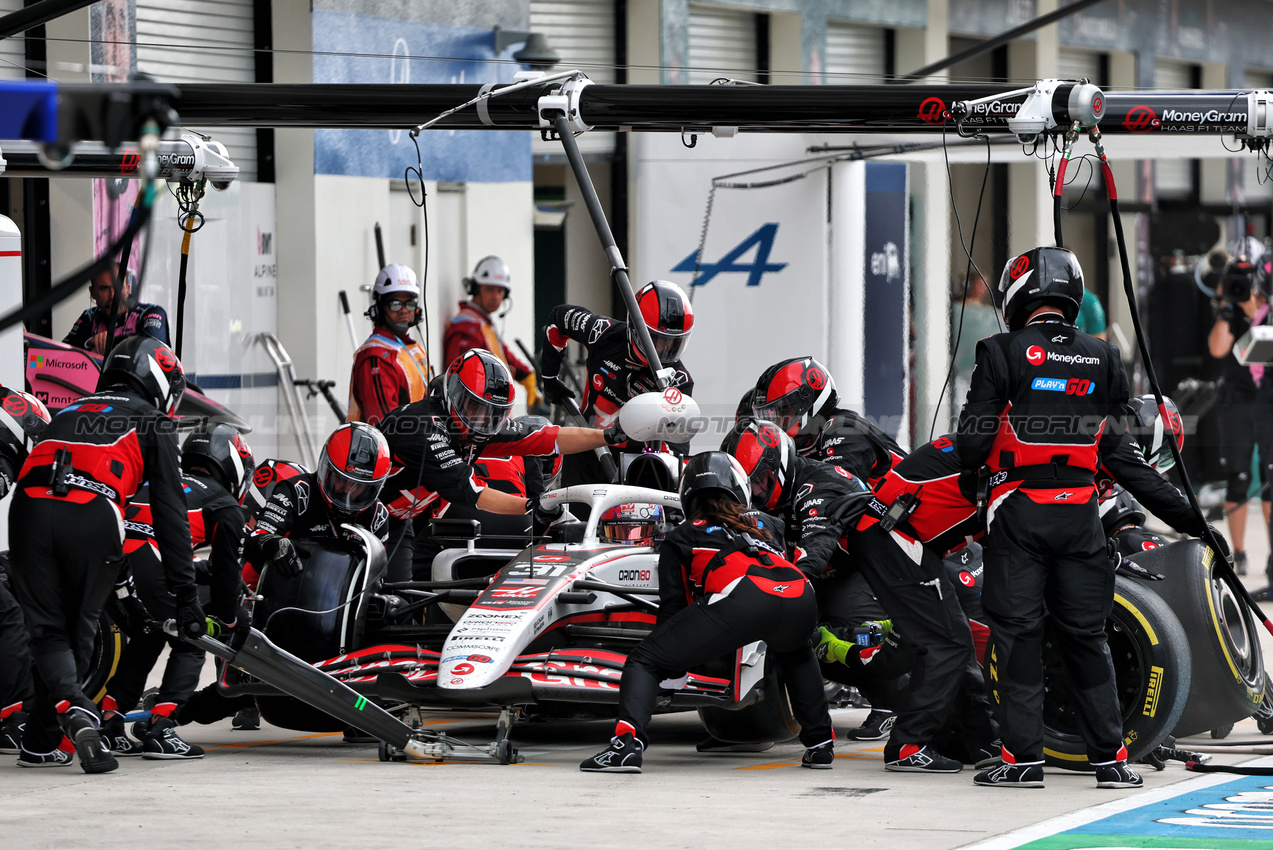 GP MIAMI, Esteban Ocon (FRA) Haas VF-25 makes a pit stop.

04.05.2025. Formula 1 World Championship, Rd 6, Miami Grand Prix, Miami, Florida, USA, Gara Day.

- www.xpbimages.com, EMail: requests@xpbimages.com © Copyright: Batchelor / XPB Images