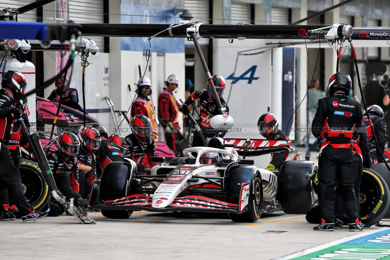 GP MIAMI, Esteban Ocon (FRA) Haas VF-25 makes a pit stop.

04.05.2025. Formula 1 World Championship, Rd 6, Miami Grand Prix, Miami, Florida, USA, Gara Day.

- www.xpbimages.com, EMail: requests@xpbimages.com © Copyright: Batchelor / XPB Images