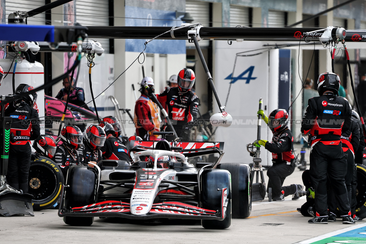 GP MIAMI, Esteban Ocon (FRA) Haas VF-25 makes a pit stop.

04.05.2025. Formula 1 World Championship, Rd 6, Miami Grand Prix, Miami, Florida, USA, Gara Day.

- www.xpbimages.com, EMail: requests@xpbimages.com © Copyright: Batchelor / XPB Images