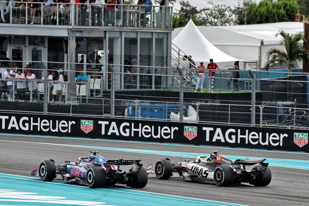 GP MIAMI, Pierre Gasly (FRA) Alpine F1 Team A525 e Oliver Bearman (GBR) Haas VF-25 battle for position.

04.05.2025. Formula 1 World Championship, Rd 6, Miami Grand Prix, Miami, Florida, USA, Gara Day.

- www.xpbimages.com, EMail: requests@xpbimages.com © Copyright: Moy / XPB Images