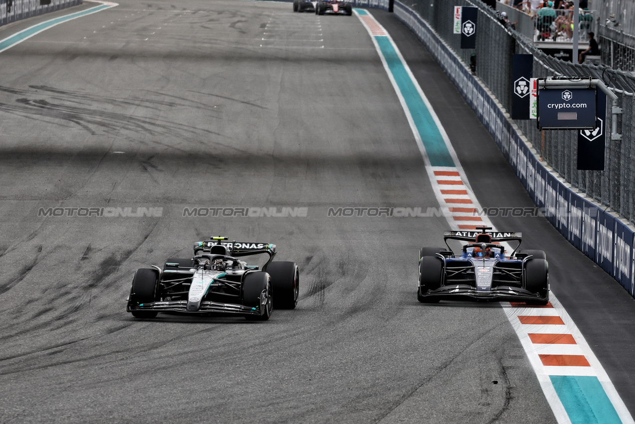GP MIAMI, Andrea Kimi Antonelli (ITA) Mercedes AMG F1 W16 e Alexander Albon (THA) Atlassian Williams Racing FW47 battle for position.

04.05.2025. Formula 1 World Championship, Rd 6, Miami Grand Prix, Miami, Florida, USA, Gara Day.

- www.xpbimages.com, EMail: requests@xpbimages.com © Copyright: Moy / XPB Images