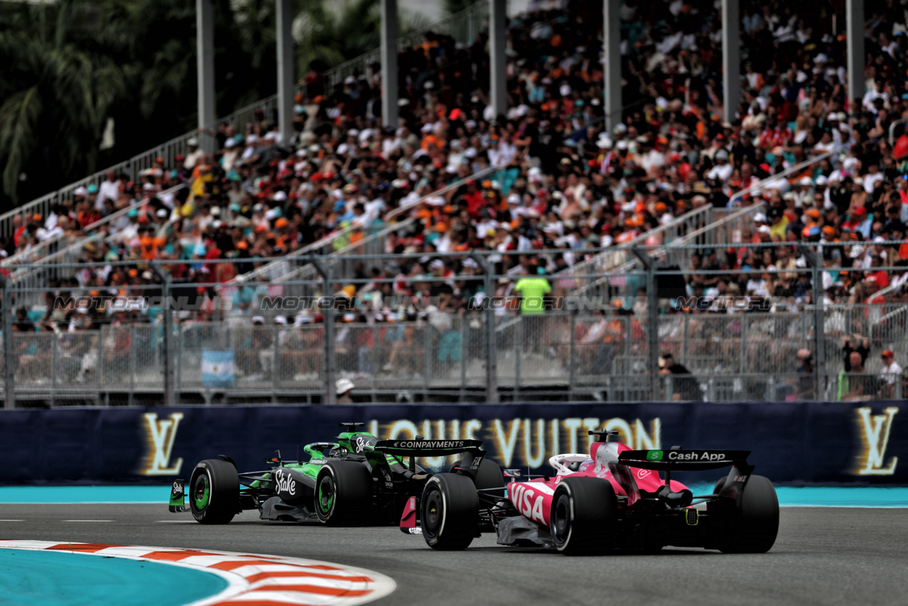 GP MIAMI, Gabriel Bortoleto (BRA) Sauber C45 e Isack Hadjar (FRA) Racing Bulls VCARB 02.

04.05.2025. Formula 1 World Championship, Rd 6, Miami Grand Prix, Miami, Florida, USA, Gara Day.

- www.xpbimages.com, EMail: requests@xpbimages.com © Copyright: Charniaux / XPB Images