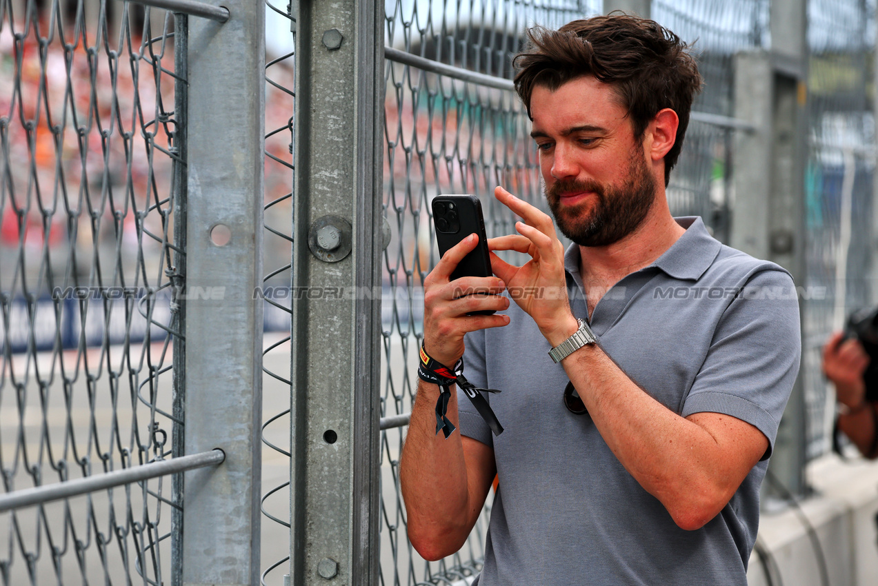 GP MIAMI, Jack Whitehall (GBR) Comedian.

04.05.2025. Formula 1 World Championship, Rd 6, Miami Grand Prix, Miami, Florida, USA, Gara Day.

- www.xpbimages.com, EMail: requests@xpbimages.com © Copyright: Batchelor / XPB Images