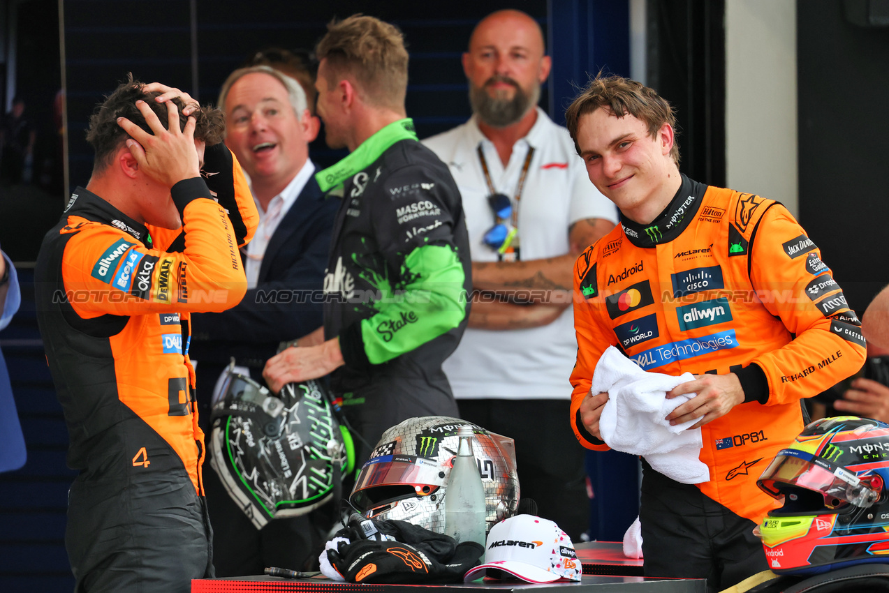 GP MIAMI, (L to R): Second placed Lando Norris (GBR) McLaren in parc ferme with vincitore Oscar Piastri (AUS) McLaren.

04.05.2025. Formula 1 World Championship, Rd 6, Miami Grand Prix, Miami, Florida, USA, Gara Day.

- www.xpbimages.com, EMail: requests@xpbimages.com © Copyright: Batchelor / XPB Images
