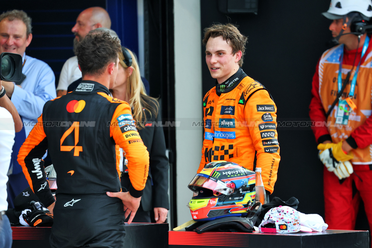 GP MIAMI, (L to R): Second placed Lando Norris (GBR) McLaren in parc ferme with vincitore Oscar Piastri (AUS) McLaren. 

04.05.2025. Formula 1 World Championship, Rd 6, Miami Grand Prix, Miami, Florida, USA, Gara Day.

- www.xpbimages.com, EMail: requests@xpbimages.com © Copyright: Batchelor / XPB Images