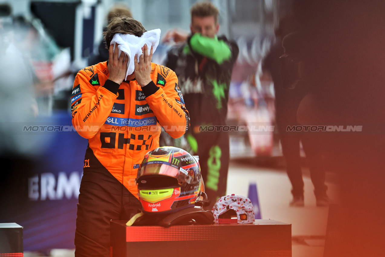 GP MIAMI, Gara winner Oscar Piastri (AUS) McLaren in parc ferme.

04.05.2025. Formula 1 World Championship, Rd 6, Miami Grand Prix, Miami, Florida, USA, Gara Day.

- www.xpbimages.com, EMail: requests@xpbimages.com © Copyright: Charniaux / XPB Images