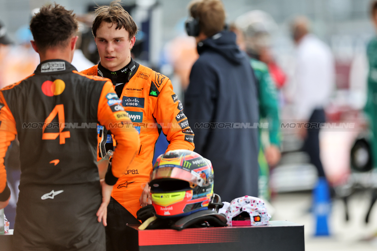 GP MIAMI, Gara winner Oscar Piastri (AUS) McLaren in parc ferme with second placed team mate Lando Norris (GBR) McLaren.

04.05.2025. Formula 1 World Championship, Rd 6, Miami Grand Prix, Miami, Florida, USA, Gara Day.

- www.xpbimages.com, EMail: requests@xpbimages.com © Copyright: Charniaux / XPB Images