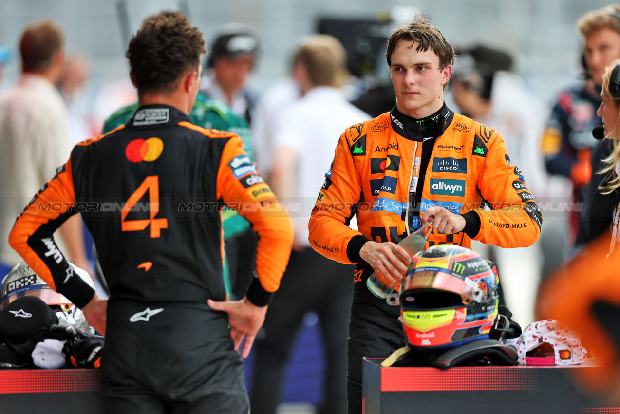 GP MIAMI, Gara winner Oscar Piastri (AUS) McLaren in parc ferme with second placed team mate Lando Norris (GBR) McLaren.

04.05.2025. Formula 1 World Championship, Rd 6, Miami Grand Prix, Miami, Florida, USA, Gara Day.

- www.xpbimages.com, EMail: requests@xpbimages.com © Copyright: Charniaux / XPB Images