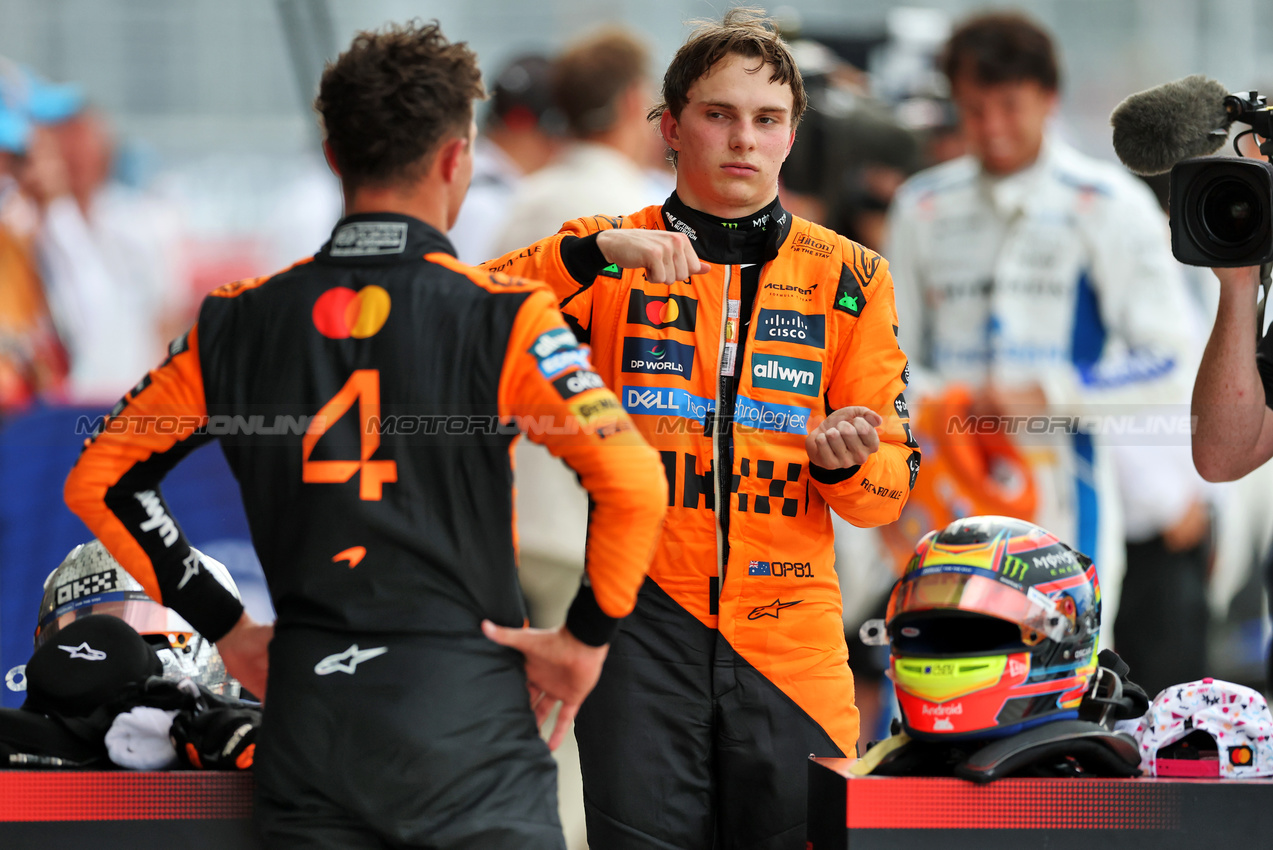 GP MIAMI, Gara winner Oscar Piastri (AUS) McLaren in parc ferme with second placed team mate Lando Norris (GBR) McLaren.

04.05.2025. Formula 1 World Championship, Rd 6, Miami Grand Prix, Miami, Florida, USA, Gara Day.

- www.xpbimages.com, EMail: requests@xpbimages.com © Copyright: Charniaux / XPB Images