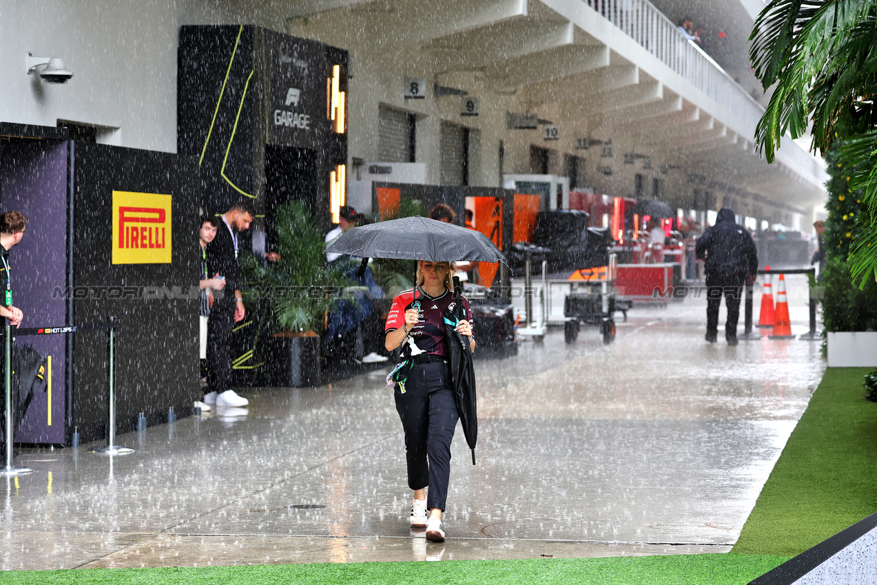 GP MIAMI, Circuit Atmosfera - heavy rain falls in the paddock.

04.05.2025. Formula 1 World Championship, Rd 6, Miami Grand Prix, Miami, Florida, USA, Gara Day.

- www.xpbimages.com, EMail: requests@xpbimages.com © Copyright: Moy / XPB Images
