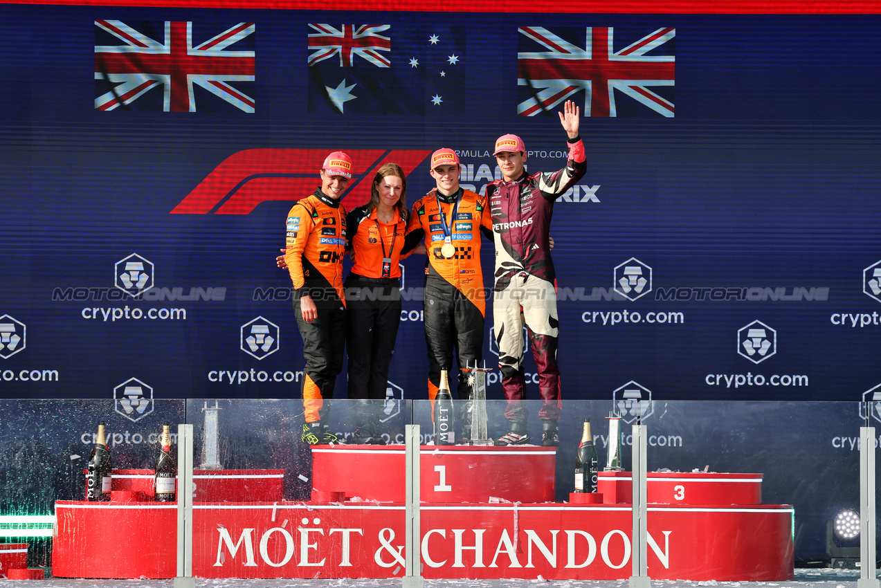 GP MIAMI, The podium (L to R): Lando Norris (GBR) McLaren, second; Louise McEwen (GBR) McLaren Chief Marketing Officer; Oscar Piastri (AUS) McLaren, vincitore; George Russell (GBR) Mercedes AMG F1, third.

04.05.2025. Formula 1 World Championship, Rd 6, Miami Grand Prix, Miami, Florida, USA, Gara Day.

- www.xpbimages.com, EMail: requests@xpbimages.com © Copyright: Moy / XPB Images