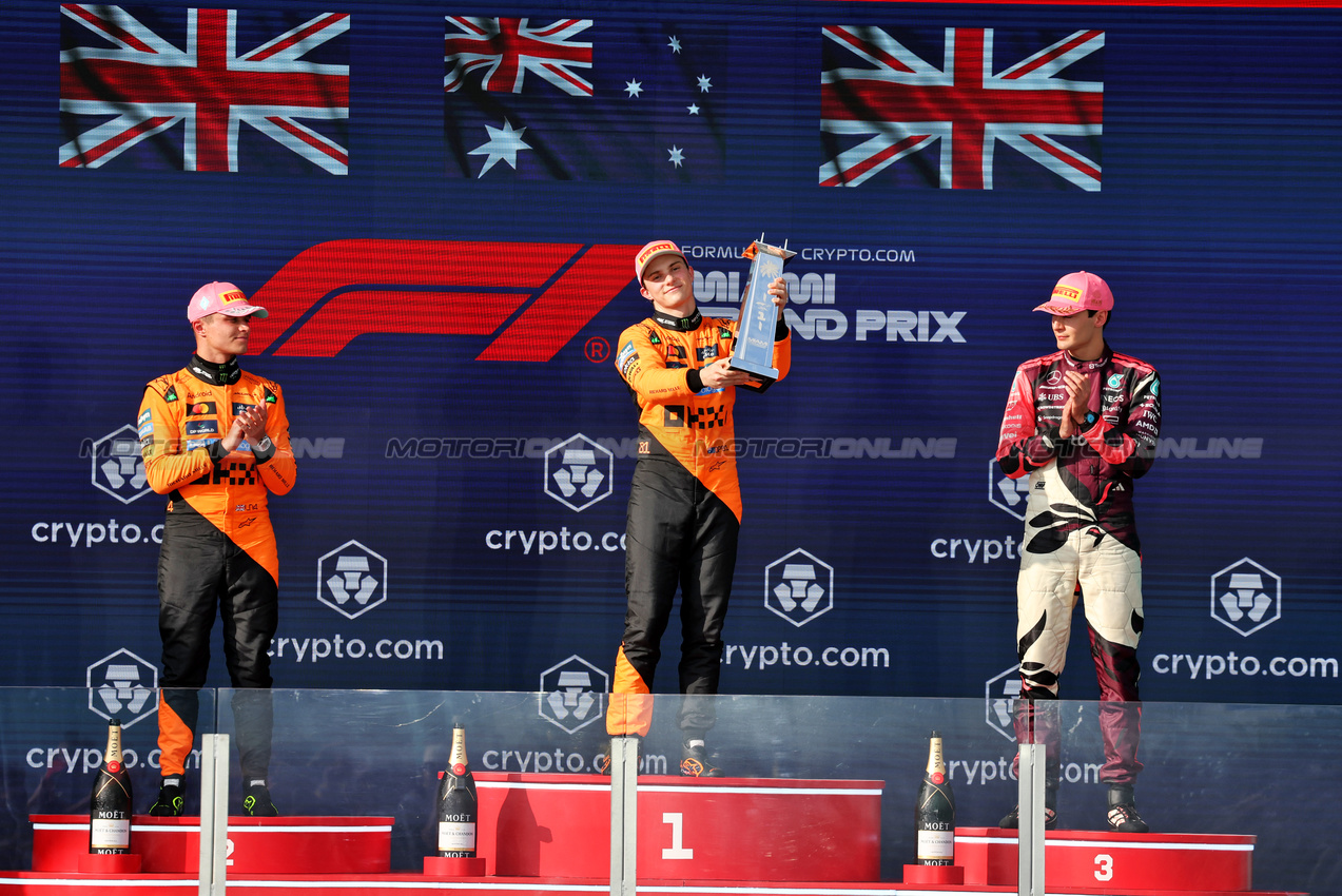 GP MIAMI, The podium (L to R): Lando Norris (GBR) McLaren, second; Oscar Piastri (AUS) McLaren, vincitore; George Russell (GBR) Mercedes AMG F1, third.

04.05.2025. Formula 1 World Championship, Rd 6, Miami Grand Prix, Miami, Florida, USA, Gara Day.

- www.xpbimages.com, EMail: requests@xpbimages.com © Copyright: Moy / XPB Images