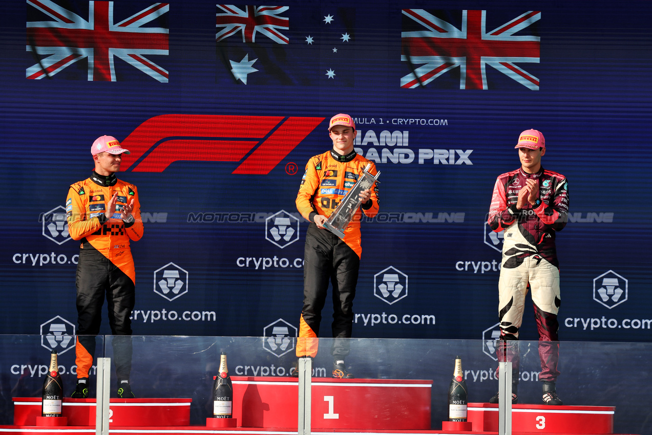 GP MIAMI, The podium (L to R): Lando Norris (GBR) McLaren, second; Oscar Piastri (AUS) McLaren, vincitore; George Russell (GBR) Mercedes AMG F1, third.

04.05.2025. Formula 1 World Championship, Rd 6, Miami Grand Prix, Miami, Florida, USA, Gara Day.

- www.xpbimages.com, EMail: requests@xpbimages.com © Copyright: Moy / XPB Images