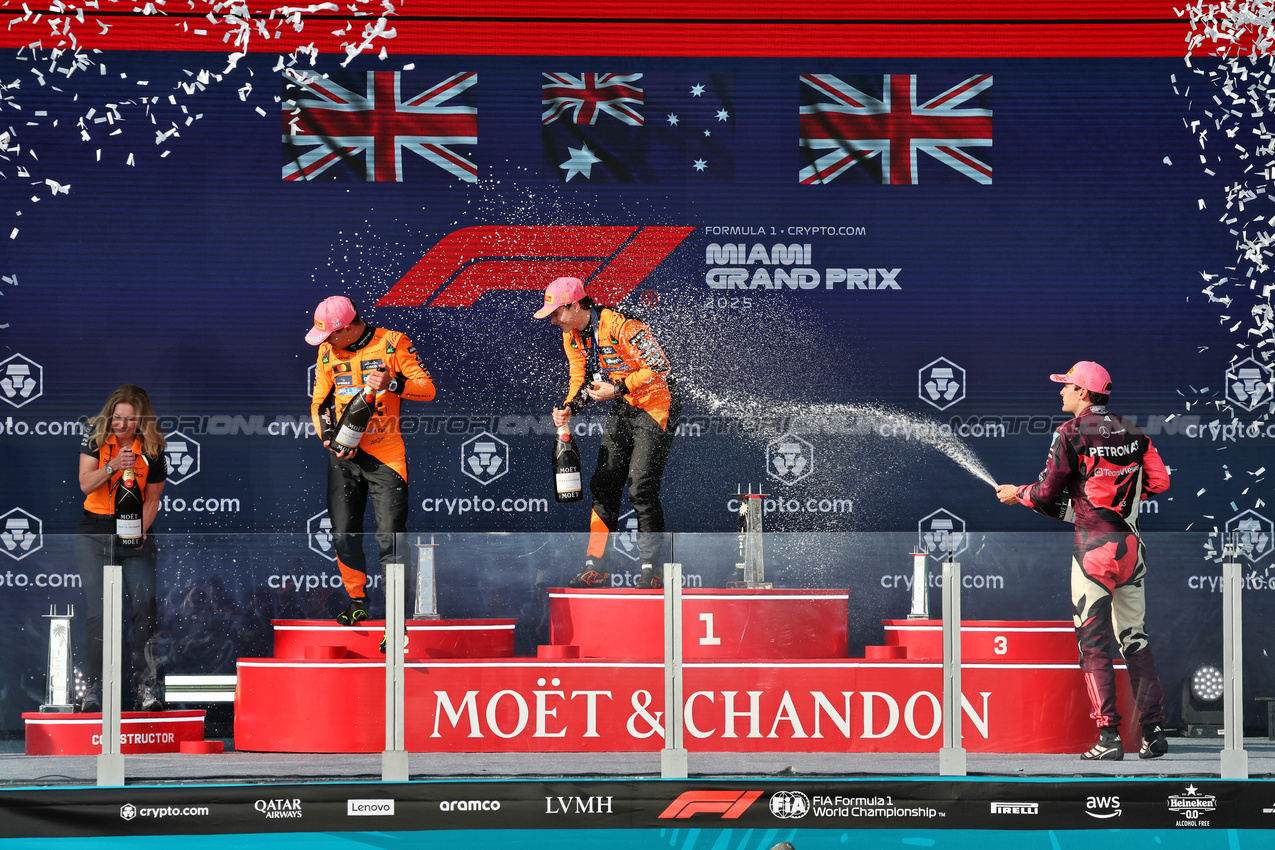 GP MIAMI, The podium (L to R): Louise McEwen (GBR) McLaren Chief Marketing Officer; Lando Norris (GBR) McLaren, second; Oscar Piastri (AUS) McLaren, vincitore; George Russell (GBR) Mercedes AMG F1, third.

04.05.2025. Formula 1 World Championship, Rd 6, Miami Grand Prix, Miami, Florida, USA, Gara Day.

- www.xpbimages.com, EMail: requests@xpbimages.com © Copyright: Moy / XPB Images