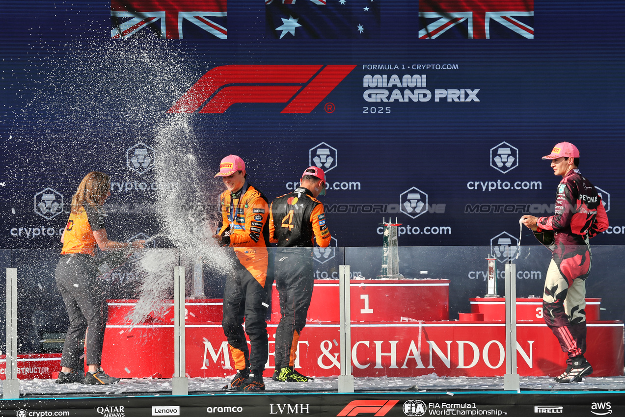 GP MIAMI, The podium: Louise McEwen (GBR) McLaren Chief Marketing Officer; Lando Norris (GBR) McLaren, second; Oscar Piastri (AUS) McLaren, vincitore; George Russell (GBR) Mercedes AMG F1, third.

04.05.2025. Formula 1 World Championship, Rd 6, Miami Grand Prix, Miami, Florida, USA, Gara Day.

- www.xpbimages.com, EMail: requests@xpbimages.com © Copyright: Moy / XPB Images