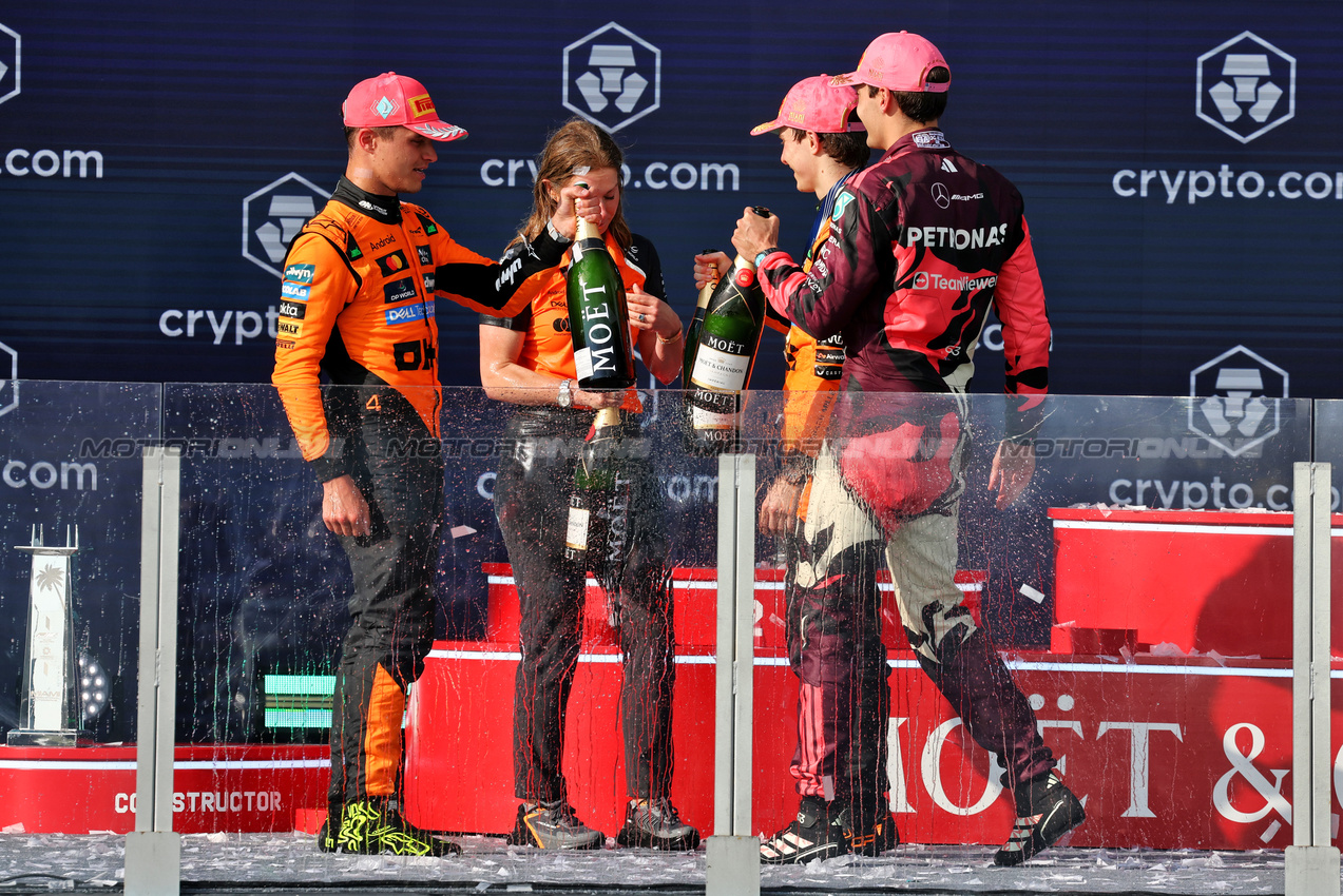 GP MIAMI, The podium: Louise McEwen (GBR) McLaren Chief Marketing Officer; Lando Norris (GBR) McLaren, second; Oscar Piastri (AUS) McLaren, vincitore; George Russell (GBR) Mercedes AMG F1, third.

04.05.2025. Formula 1 World Championship, Rd 6, Miami Grand Prix, Miami, Florida, USA, Gara Day.

- www.xpbimages.com, EMail: requests@xpbimages.com © Copyright: Moy / XPB Images