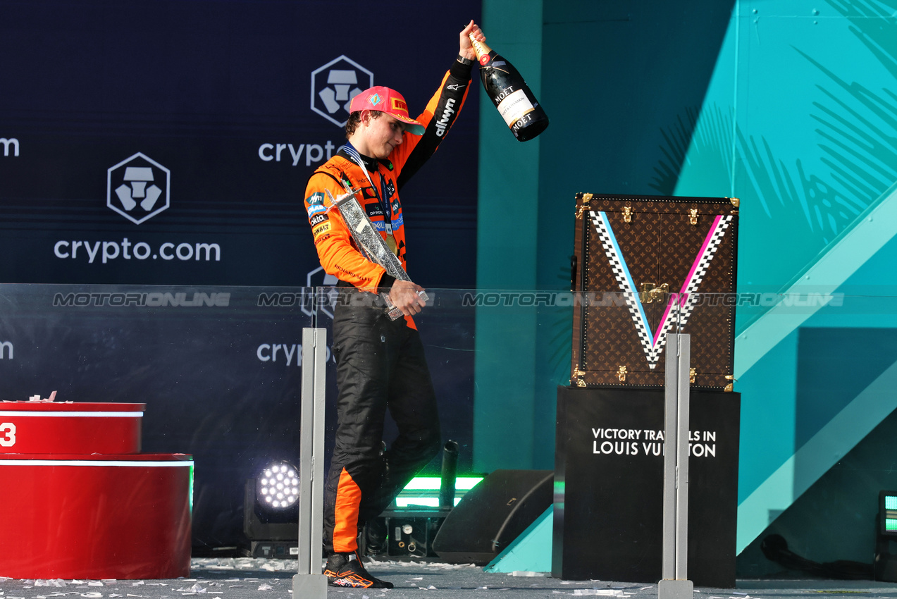 GP MIAMI, Gara winner Oscar Piastri (AUS) McLaren celebrates on the podium.

04.05.2025. Formula 1 World Championship, Rd 6, Miami Grand Prix, Miami, Florida, USA, Gara Day.

- www.xpbimages.com, EMail: requests@xpbimages.com © Copyright: Moy / XPB Images