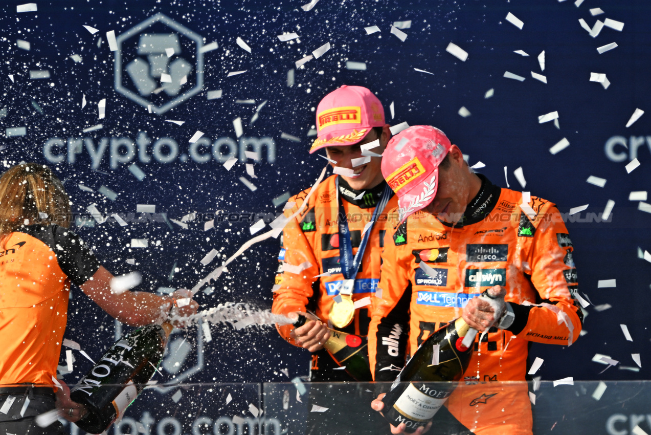 GP MIAMI, Gara winner Oscar Piastri (AUS) McLaren e second placed team mate Lando Norris (GBR) McLaren celebrate on the podium with Louise McEwen (GBR) McLaren Chief Marketing Officer.

04.05.2025. Formula 1 World Championship, Rd 6, Miami Grand Prix, Miami, Florida, USA, Gara Day.

- www.xpbimages.com, EMail: requests@xpbimages.com © Copyright: Price / XPB Images
