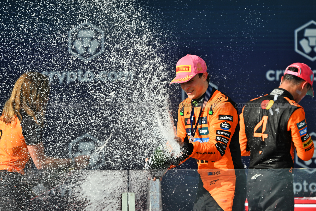 GP MIAMI, Gara winner Oscar Piastri (AUS) McLaren e second placed team mate Lando Norris (GBR) McLaren celebrate on the podium with Louise McEwen (GBR) McLaren Chief Marketing Officer.

04.05.2025. Formula 1 World Championship, Rd 6, Miami Grand Prix, Miami, Florida, USA, Gara Day.

- www.xpbimages.com, EMail: requests@xpbimages.com © Copyright: Price / XPB Images