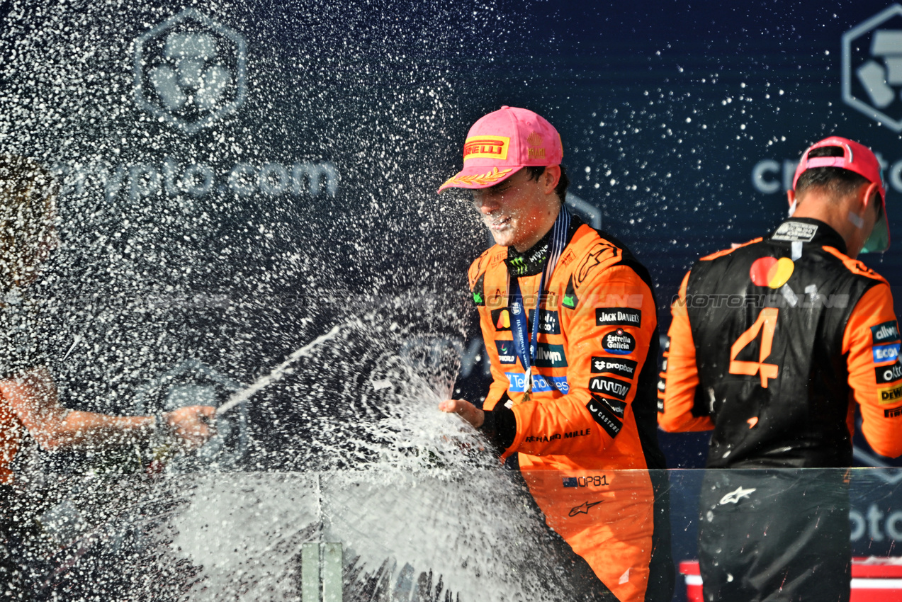 GP MIAMI, Gara winner Oscar Piastri (AUS) McLaren e second placed team mate Lando Norris (GBR) McLaren celebrate on the podium with Louise McEwen (GBR) McLaren Chief Marketing Officer.

04.05.2025. Formula 1 World Championship, Rd 6, Miami Grand Prix, Miami, Florida, USA, Gara Day.

- www.xpbimages.com, EMail: requests@xpbimages.com © Copyright: Price / XPB Images