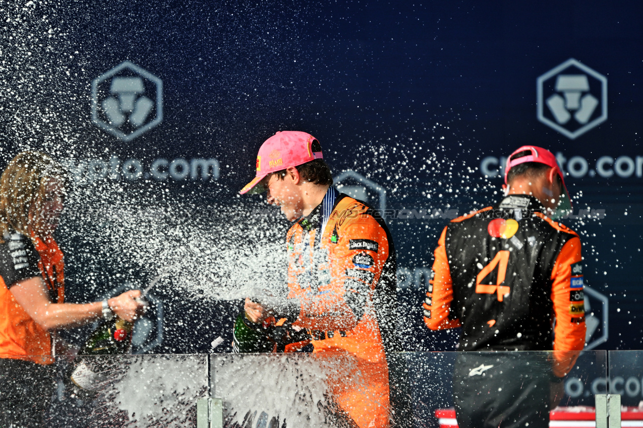 GP MIAMI, Gara winner Oscar Piastri (AUS) McLaren e second placed team mate Lando Norris (GBR) McLaren celebrate on the podium with Louise McEwen (GBR) McLaren Chief Marketing Officer.

04.05.2025. Formula 1 World Championship, Rd 6, Miami Grand Prix, Miami, Florida, USA, Gara Day.

- www.xpbimages.com, EMail: requests@xpbimages.com © Copyright: Price / XPB Images