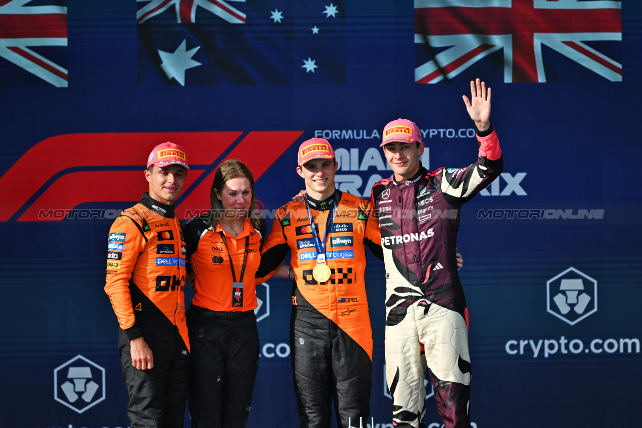 GP MIAMI, The podium (L to R): Lando Norris (GBR) McLaren, second; Louise McEwen (GBR) McLaren Chief Marketing Officer; Oscar Piastri (AUS) McLaren, vincitore; George Russell (GBR) Mercedes AMG F1, third.

04.05.2025. Formula 1 World Championship, Rd 6, Miami Grand Prix, Miami, Florida, USA, Gara Day.

- www.xpbimages.com, EMail: requests@xpbimages.com © Copyright: Price / XPB Images
