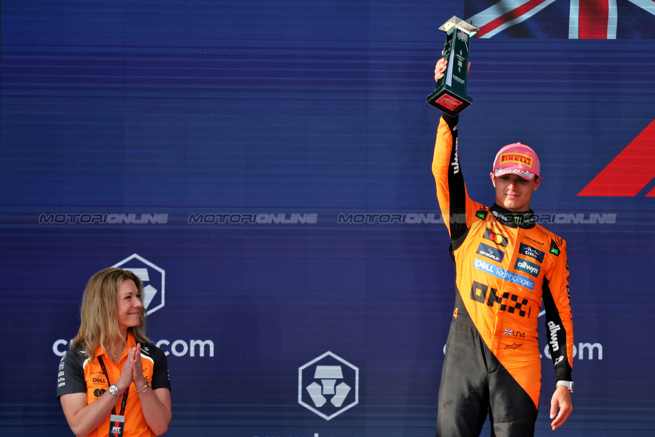 GP MIAMI, Lando Norris (GBR) McLaren celebrates his second position on the podium with Louise McEwen (GBR) McLaren Chief Marketing Officer.

04.05.2025. Formula 1 World Championship, Rd 6, Miami Grand Prix, Miami, Florida, USA, Gara Day.

- www.xpbimages.com, EMail: requests@xpbimages.com © Copyright: Bearne / XPB Images