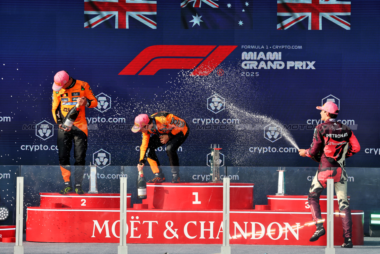 GP MIAMI, The podium (L to R): Lando Norris (GBR) McLaren, second; Oscar Piastri (AUS) McLaren, vincitore; George Russell (GBR) Mercedes AMG F1, third.

04.05.2025. Formula 1 World Championship, Rd 6, Miami Grand Prix, Miami, Florida, USA, Gara Day.

- www.xpbimages.com, EMail: requests@xpbimages.com © Copyright: Bearne / XPB Images