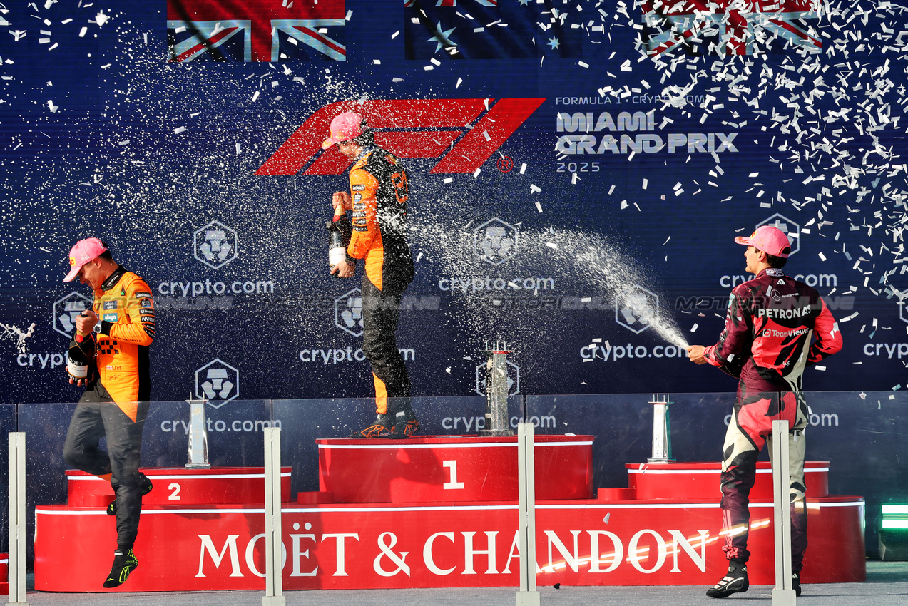 GP MIAMI, The podium (L to R): Lando Norris (GBR) McLaren, second; Oscar Piastri (AUS) McLaren, vincitore; George Russell (GBR) Mercedes AMG F1, third.

04.05.2025. Formula 1 World Championship, Rd 6, Miami Grand Prix, Miami, Florida, USA, Gara Day.

- www.xpbimages.com, EMail: requests@xpbimages.com © Copyright: Bearne / XPB Images