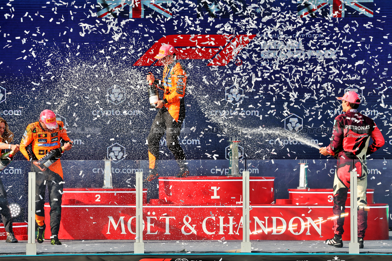 GP MIAMI, The podium (L to R): Lando Norris (GBR) McLaren, second; Oscar Piastri (AUS) McLaren, vincitore; George Russell (GBR) Mercedes AMG F1, third.

04.05.2025. Formula 1 World Championship, Rd 6, Miami Grand Prix, Miami, Florida, USA, Gara Day.

- www.xpbimages.com, EMail: requests@xpbimages.com © Copyright: Bearne / XPB Images