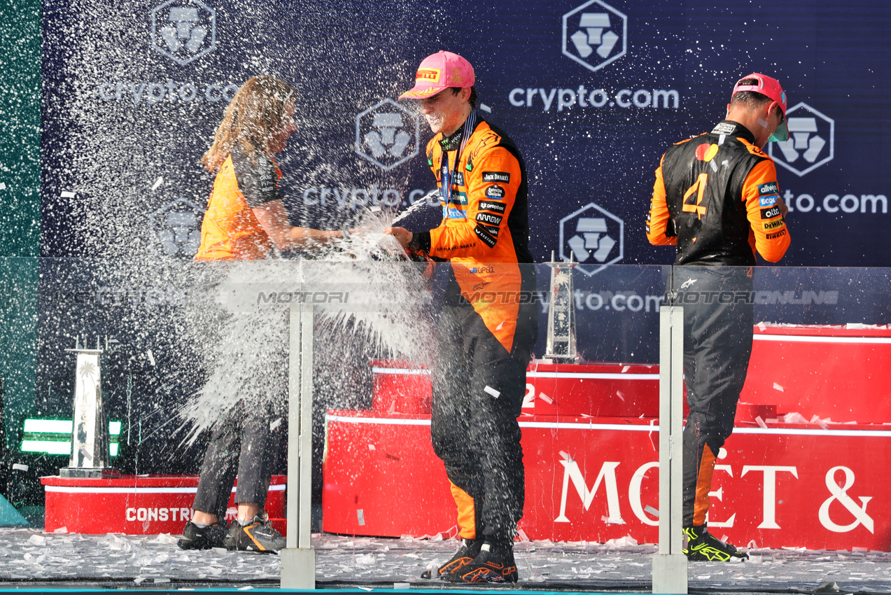 GP MIAMI, Gara winner Oscar Piastri (AUS) McLaren e second placed team mate Lando Norris (GBR) McLaren celebrate on the podium with Louise McEwen (GBR) McLaren Chief Marketing Officer.

04.05.2025. Formula 1 World Championship, Rd 6, Miami Grand Prix, Miami, Florida, USA, Gara Day.

- www.xpbimages.com, EMail: requests@xpbimages.com © Copyright: Bearne / XPB Images
