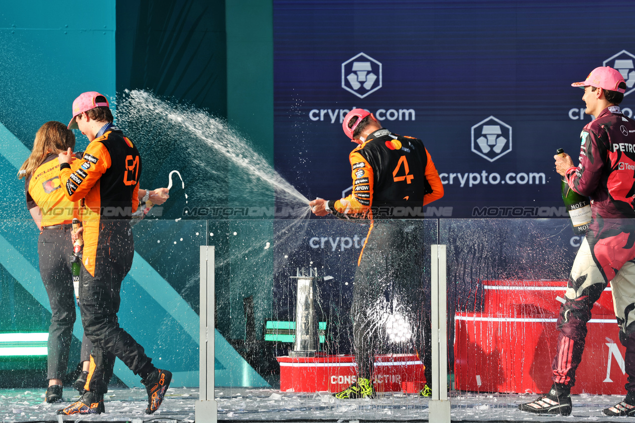 GP MIAMI, Gara winner Oscar Piastri (AUS) McLaren e second placed team mate Lando Norris (GBR) McLaren celebrate on the podium with Louise McEwen (GBR) McLaren Chief Marketing Officer e third placed George Russell (GBR) Mercedes AMG F1.

04.05.2025. Formula 1 World Championship, Rd 6, Miami Grand Prix, Miami, Florida, USA, Gara Day.

- www.xpbimages.com, EMail: requests@xpbimages.com © Copyright: Bearne / XPB Images